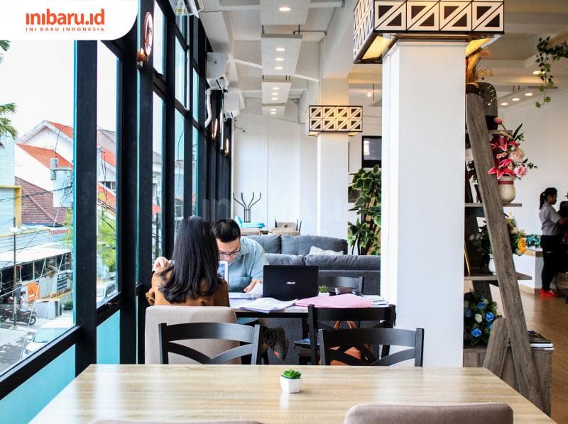 Acacia coffee and dining ini cocok banget buat nugas dan ngerjain pekerjaan kantor. (Inibaru.id/ Audrian F)