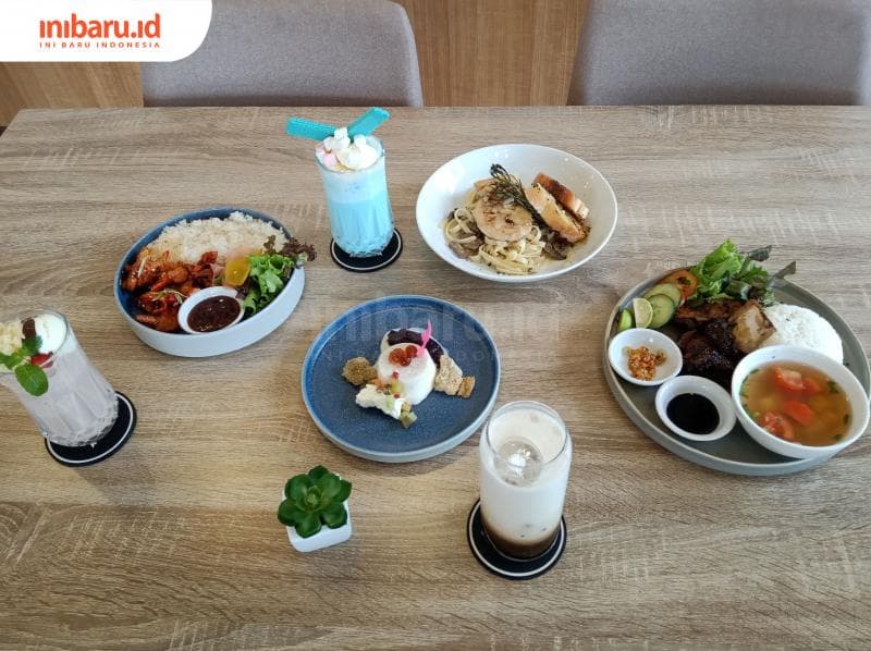 Berbagai menu di Acacia coffee and dining. (Inibaru.id/ Audrian F.)