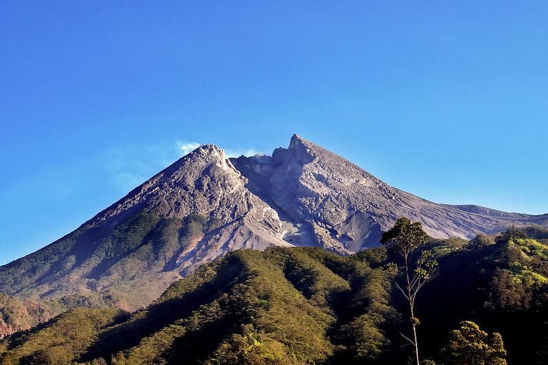 Status Gunung Merapi telah ditingkatkan sehingga ada kemungkinan terjadi erupsi. (Flickr/Tiket2.com)