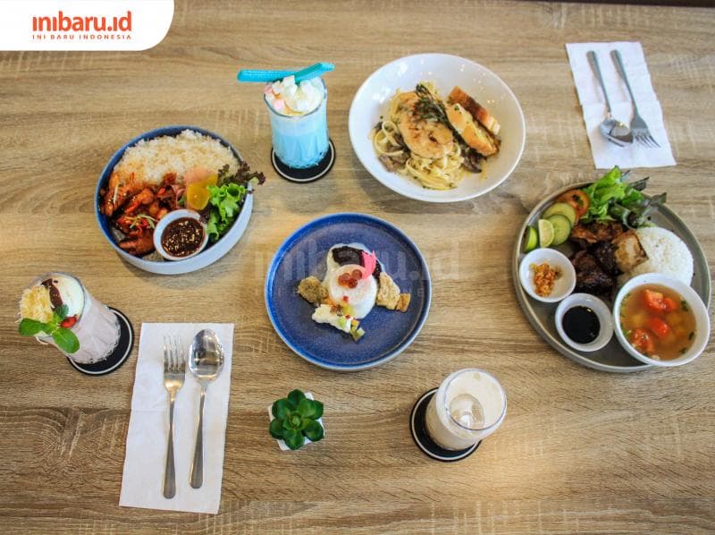 Berbagai makanan dan minuman yang bisa kamu nikmati di Acacia. (Inibaru.id/ Audrian F.)