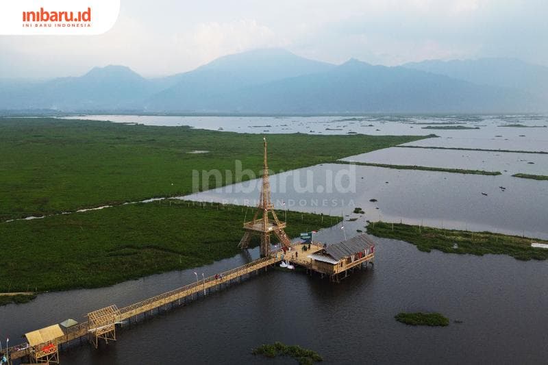 Foto udara pemandangan miniatur Menara Eiffel di Rawa Pening, Kamis (12/11/2020). Wisata berlatar pegunungan ini sempat viral di media sosial belum lama ini. (Inibaru.id/ Triawanda Tirta Aditya)