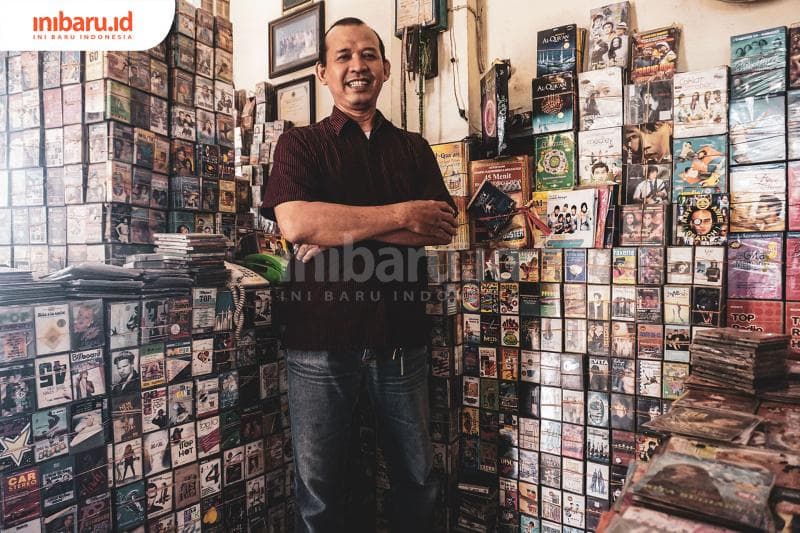 Hanya di Semarang, Koleksi Kaset Pita Dijual di Dalam Rumah Makan Padang