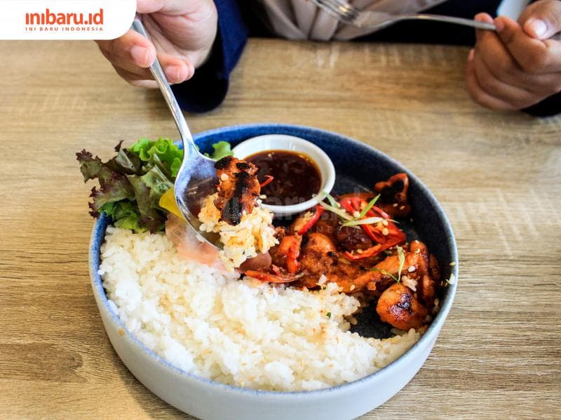 Ayam di gochujang chicken rice ini punya rasa <i>smokey. </i>(Inibaru.id/ Audrian F.)