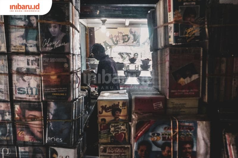 Berdagang kaset sambil jual nasi padang. (Inibaru.id/ Audrian F)<br>