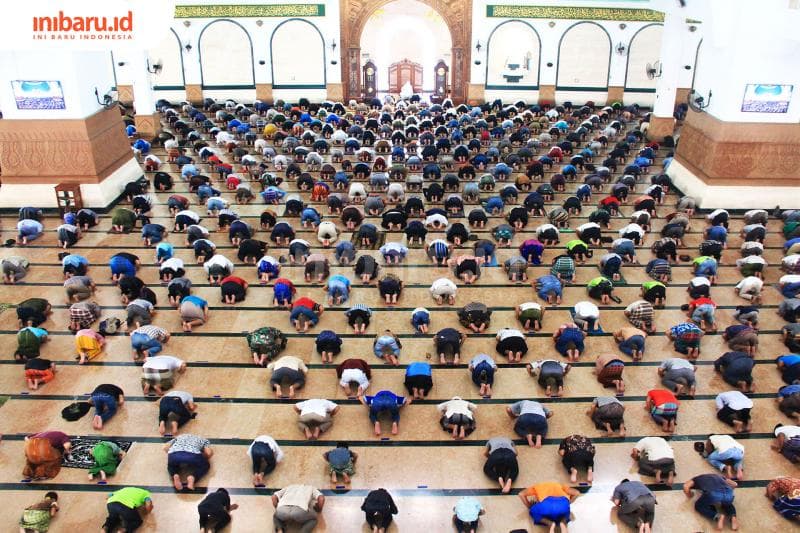 Salat Jumat di Masjid Agung Jawa Tengah (MAJT), Kota Semarang, Jumat (13/11/2020). Kegiatan ini dilakukan dengan menerapkan protokol kesehatan yang ketat. (Inibaru.id/ Triawanda Tirta Aditya)