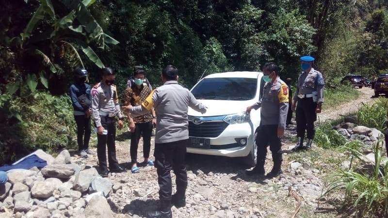 Mobil sempat nggak bisa maju ataupun mundur sebelum dievakuasi. (Jatimnet/Karina Norhadini)