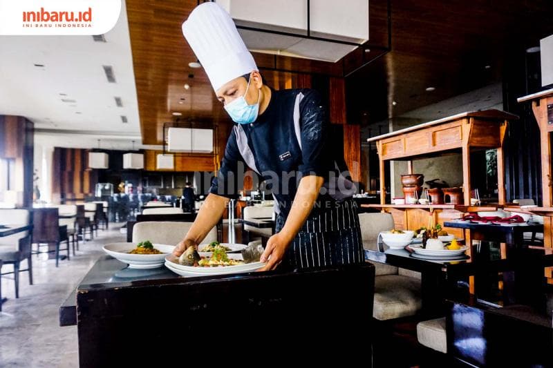 Tim koki restoran PO Hotel Semarang sedang menyiapkan sajian. (Inibaru.id/ Audrian F)<br>