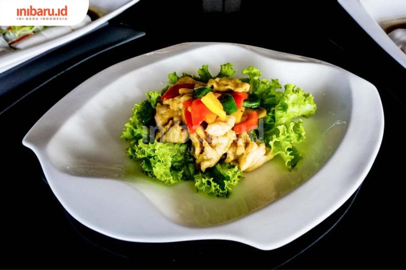 Menyediakan juga masakan Tionghoa. (Inibaru.id/ Audrian F)<br>