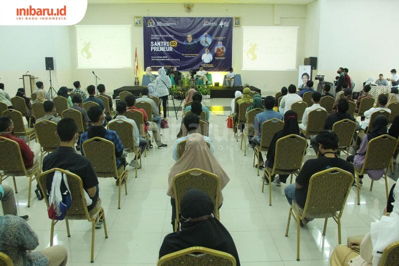 Peserta dari berbagai kalangan menerapkan physical distancing saat mengikuti Seminar Nasional 'Santri Go Preneur' di Semarang, belum lama ini.<br>