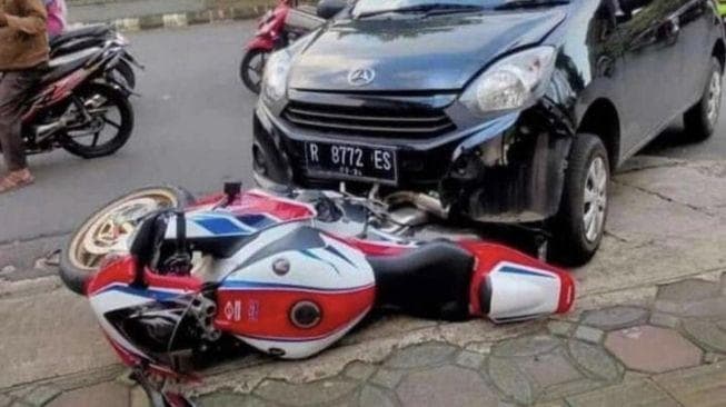 Motor CBR 1000RR bernilai Rp 700 juta ditabrak mobil. (suara/Twitter @ezash)<br>