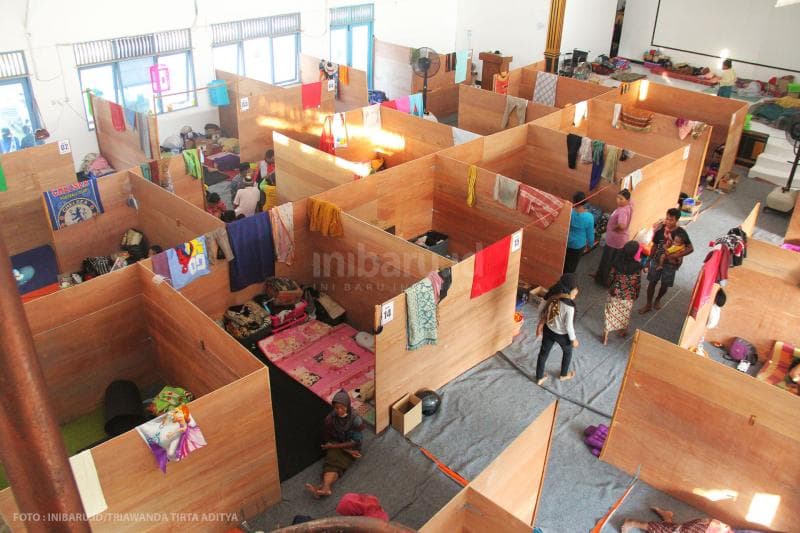 Bilik bersekat triplek ini berukuran sekitar 3x3 meter. Alas tidur bisa berupa tikar ataupun kasur yang tipis.<br>