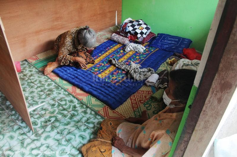 Pengungsi wajib menggunakan masker saat beraktivitas untuk menghindari risiko penularan Covid-19.<br>