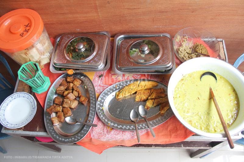 Makanan para pengungsi sudah disediakan oleh para sukarelawan. Menu makananya tergolong sederhana.<br>