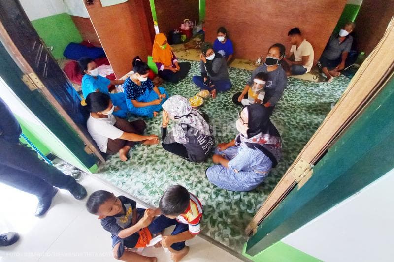 Para pengungsi mengeluhkan panasnya cuaca di posko pengungsian. Mereka terbiasa dengan cuaca dingin yang ada di lereng Merapi.<br>