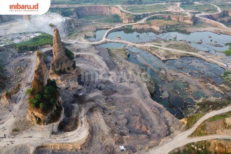 Foto udara Brown Canyon Semarang, Minggu (23/11/2020). Di tengah tren gowes selama pandemi, bekas galian tambang ini menjadi meeting point para pesepeda. (Inibaru.id/ Triawanda Tirta Aditya)