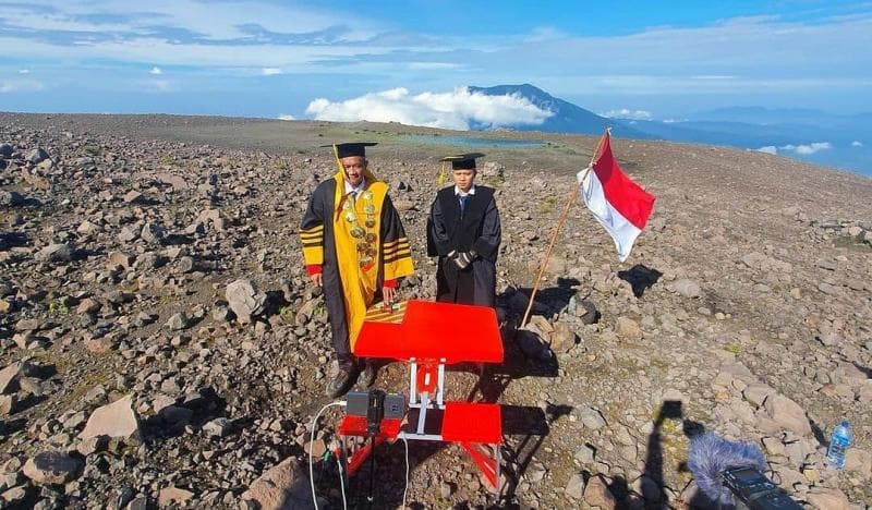 Wisuda di puncak Gunung Marapi. (Instagram/Mountnesia - Filius Chandra)