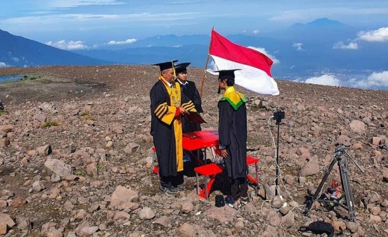 Prosesi wisuda di puncak gunung.&nbsp;(Instagram/Mountnesia - Filius Chandra)