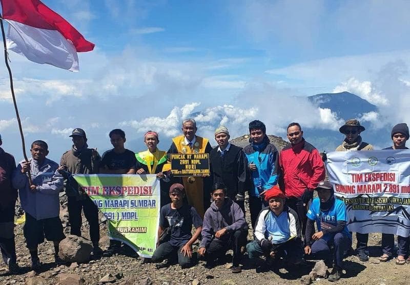 Rombongan acara wisuda STIKBA Jambi.&nbsp;(Instagram/Mountnesia - Filius Chandra)