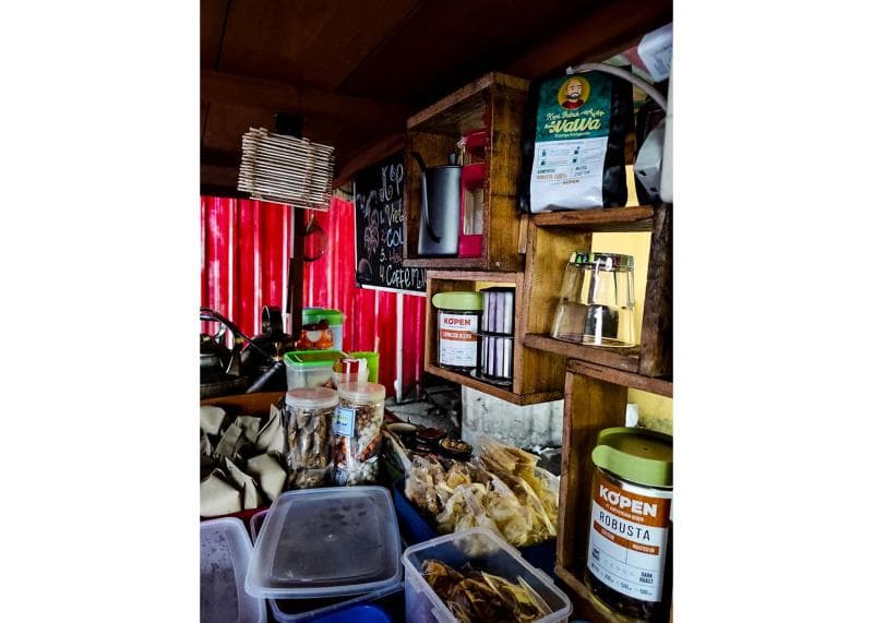 Sajian Kopi Kopen bersanding dengan makanan khas angkringan di Angkringan Mas Ompong. (Kurniawan Yudhi)<br>