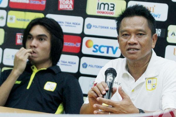 Mundari Karya (putih) pernah melawan Maradona. (Media Indonesia)<br>