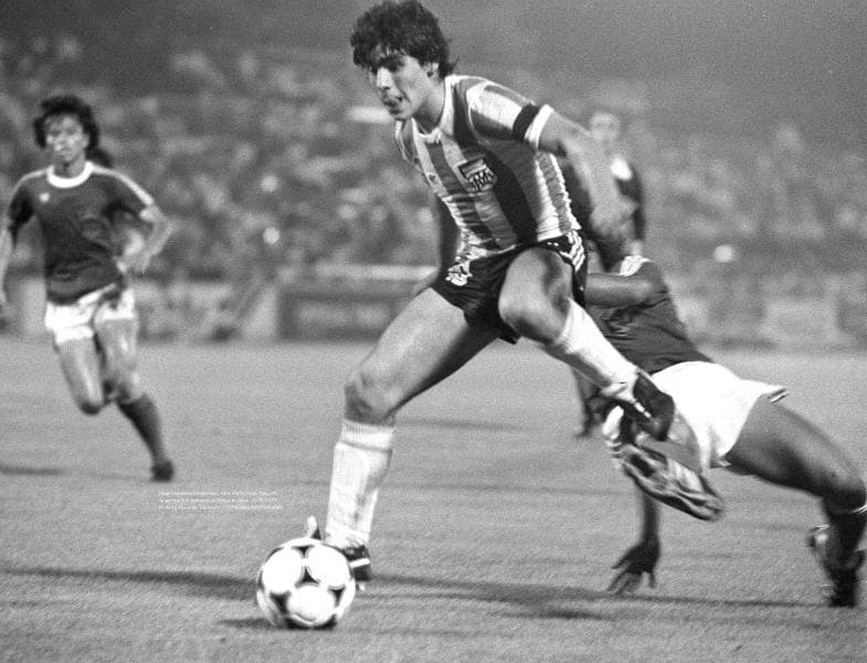 Aksi Maradona meliuk-liuk melewati pemain Timnas Indonesia. (Masahide Tomikoshi)