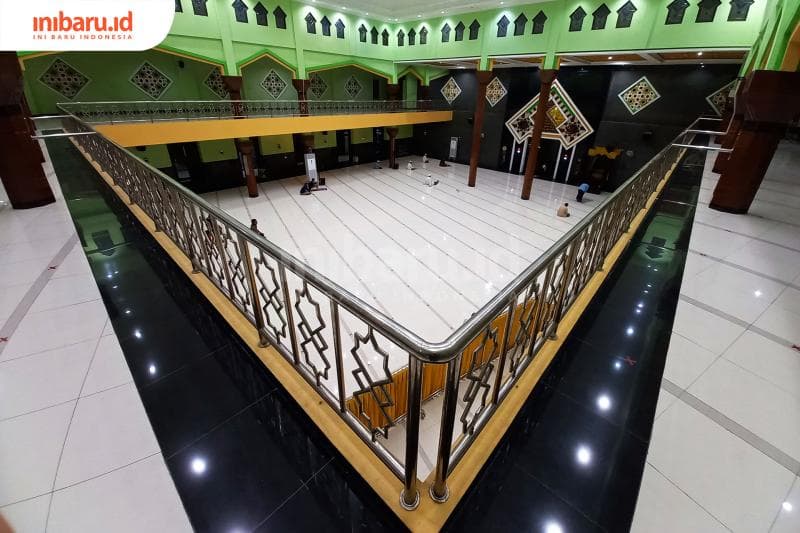 Sejumlah orang beribadah di dalam Masjid Agung Tegal, Jawa Tengah, Jumat (28/11/2020). Walaupun status lockdown di Tegal sudah dicabut, sejumlah tempat ibadah masih sepi. (Inibaru.id/ Triawanda Tirta Aditya)