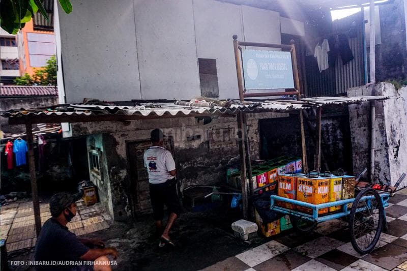Tinggal di sebuah bekas gardu PDAM.<br>