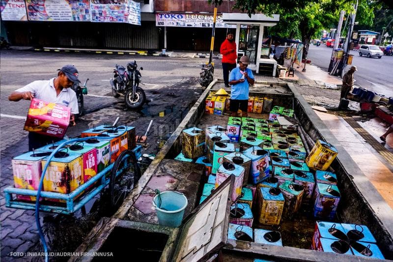 Siap mengisi kaleng-kaleng air.<br>