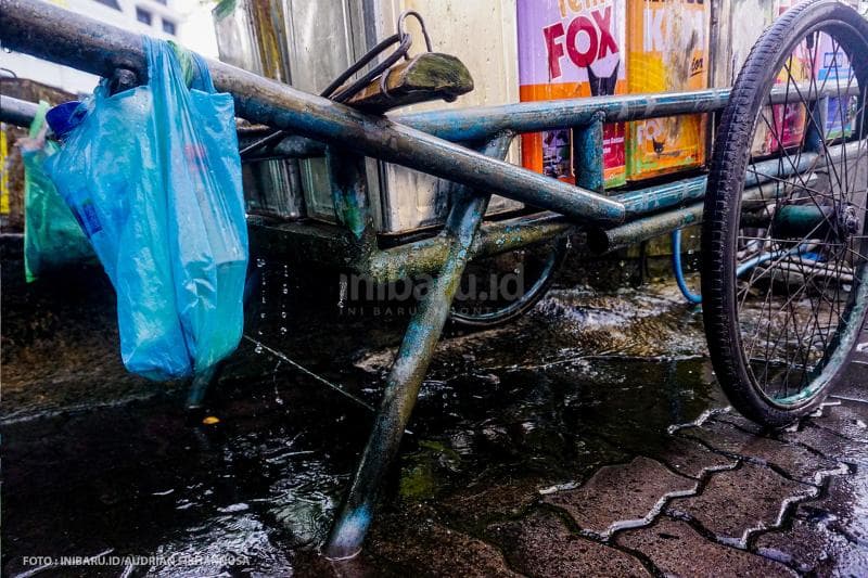 Nggak lupa membawa minum apabila haus di tengah bekerja dan perjalanan.<br>