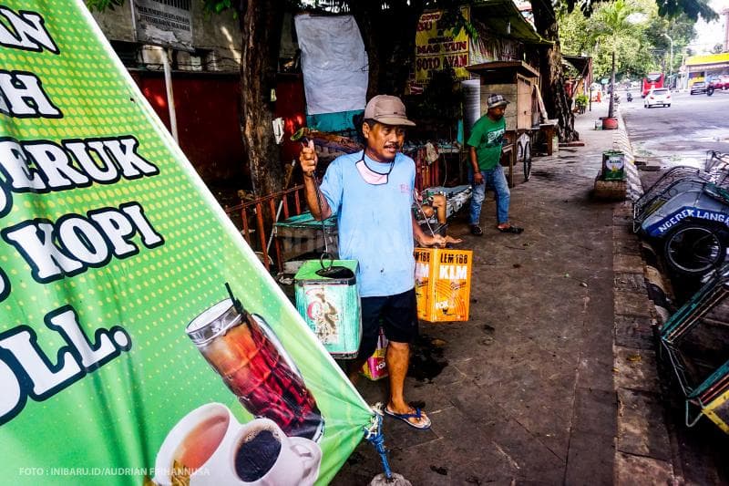 Sardi menyetok air dari satu warung ke warung lainnya.<br>
