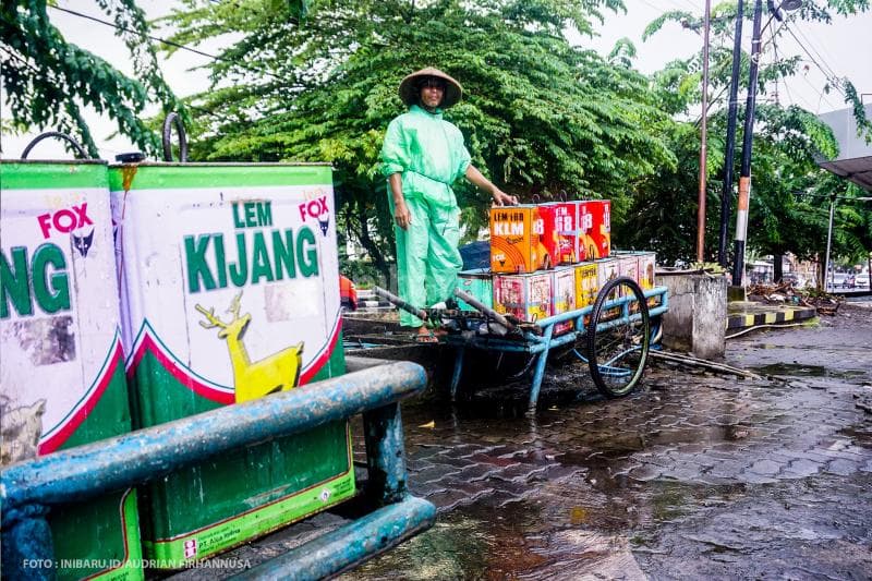 Hujan nggak menghentikan langkah Paino untuk terus bekerja.<br>