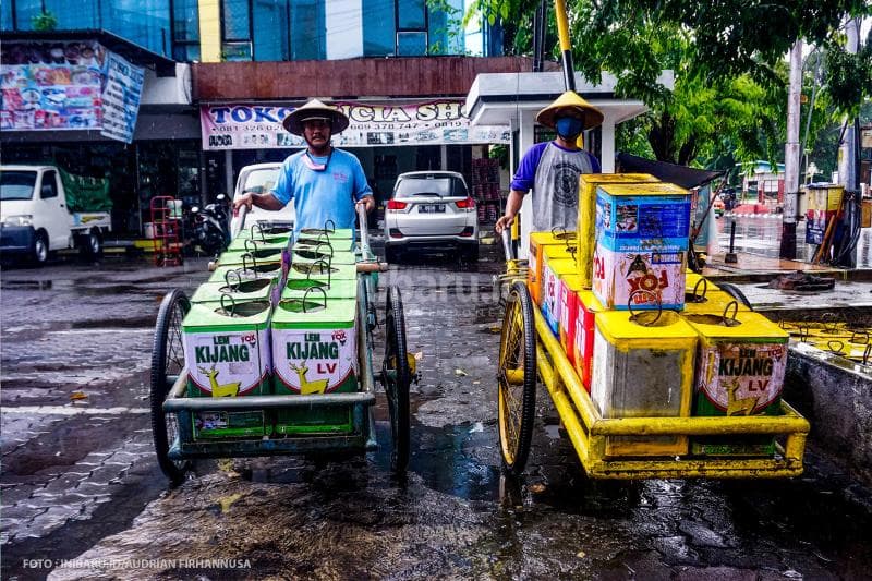 Sardi dan Pardi siap mengantar ke warung-warung.<br>