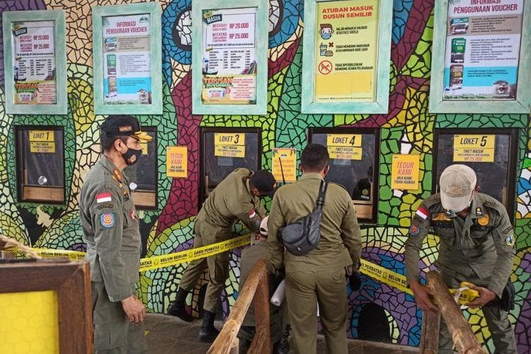 Para petugas menyegel loket masuk Dusun Semilir. (Istimewa)<br>