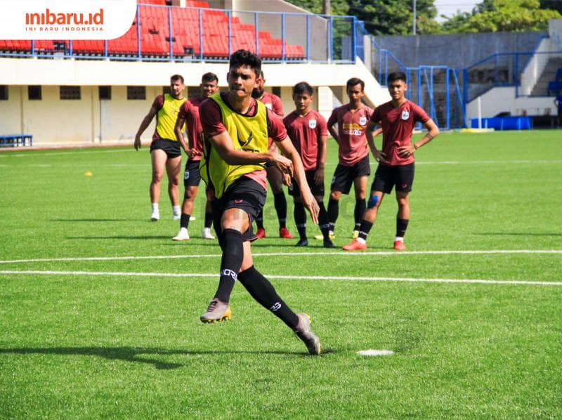 Muhammad Ridwan saat menendang penalti dalam latihan sesi pagi PSIS Semarang. (Inibaru.id/ Audrian F)<br>