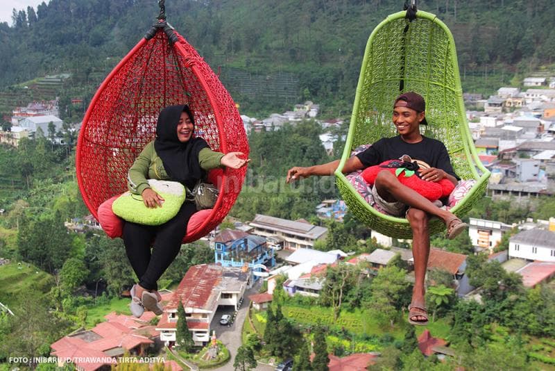 Spot foto kursi gantung di The Geong ini cocok untuk digunakan spot foto berdua dengan pasanganmu.<br>