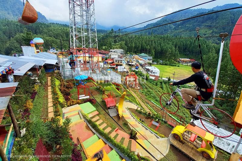 Kalau kamu orang yang nggak takut ketinggian, spot foto sepeda gantung ini cocok untukmu menguji adrenalin.<br>