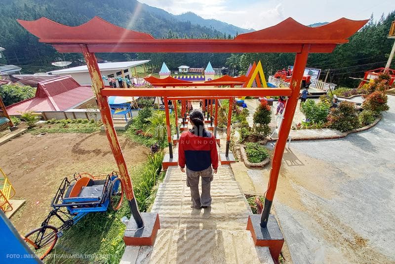 Deretan gerbang ini mirip di Jepang, ya?<br>