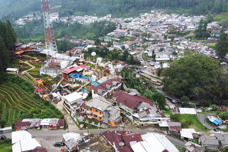 Foto udara The Geong dan The Baron Hill of Guci yang berada persis di atas obyek wisata Guci.<br>