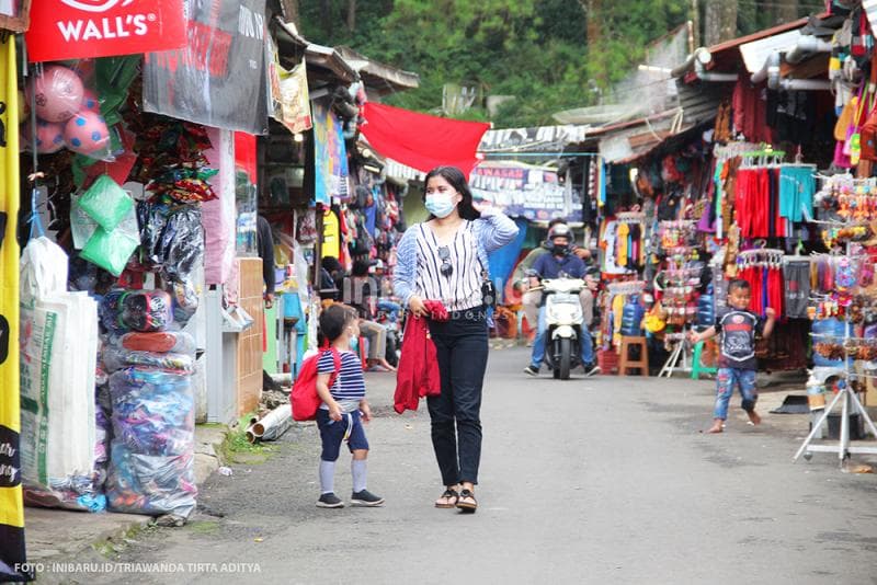 Gang sempit yang dipenuhi pedagang khas Guci ini yang akan menyambut kedatanganmu.<br>