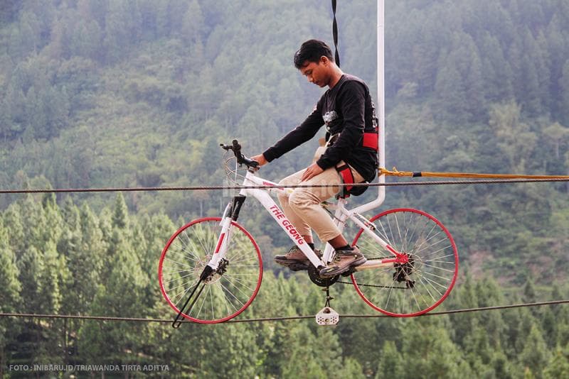 Bersepeda di atas tali, keselamatanmu dipastikan terjaga dengan peralatan pengaman semacam ini.<br>