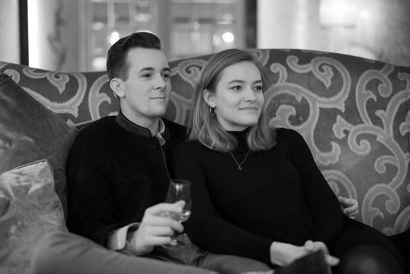 Ilustrasi - Pasangan menginap di hotel. (Flickr/romanboed/)