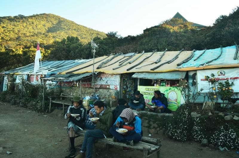 Kisah Warung Tertinggi di Indonesia, Dapat Listrik dari Mana ya?