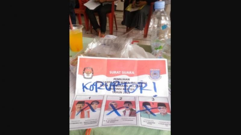 Surat suara dicoret karena menganggap seluruh calon sebagai koruptor. (Twitter/PolJokesID)