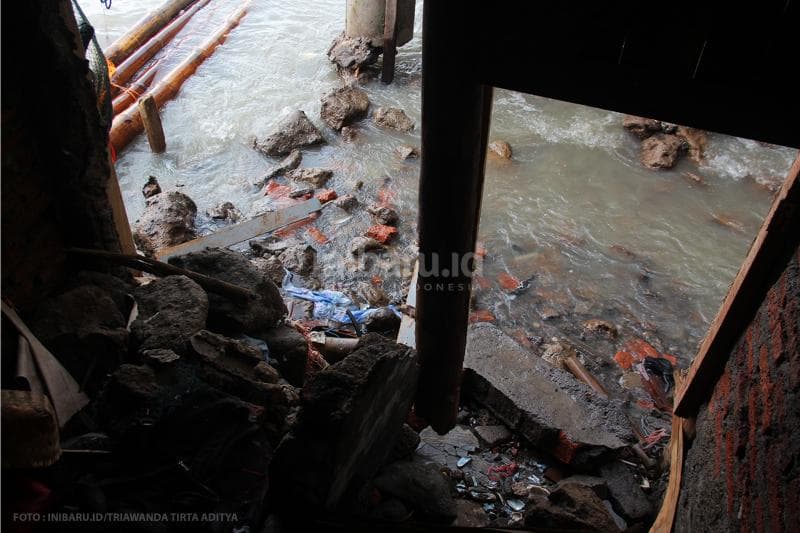 Ombak bahkan mampu menjebol dinding rumah yang terbuat dari semen dan batu bata.<br>