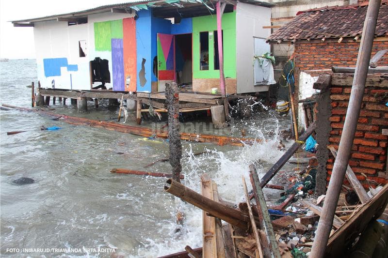 Ombak pantai utara memang sedang beringas, rumah warga jadi korbanya.<br>