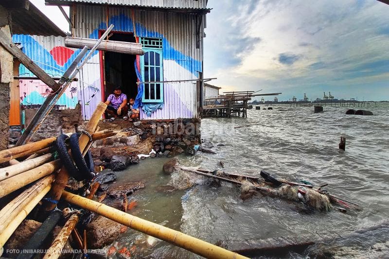 Rumah warga di Tmbaklorok memang langsung berhadapan dengan laut di Pantura.&nbsp;<br>