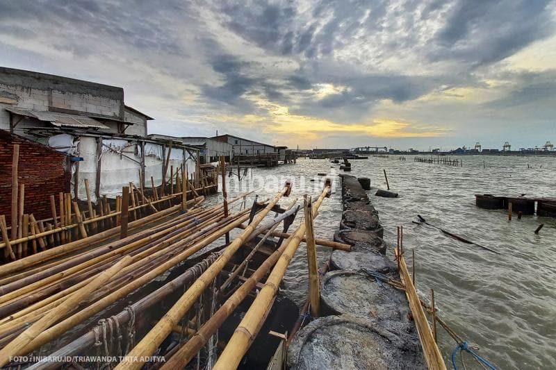 Inilah sambuk ombak yang membentang luas di tepi laut tambaklorok, kini beton ini sudah hancur disapu ombak.<br>