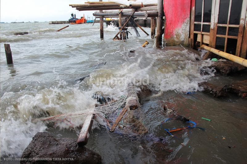Akses jalan yang biasanya bisa dipijak kini juga sudah diterjang ombak.<br>