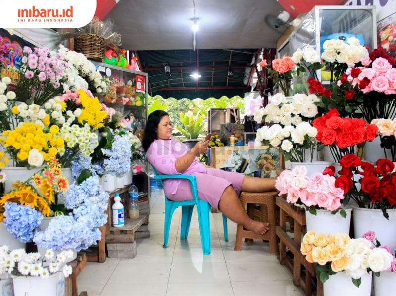 Seorang pedagang bunga di Pasar Bunga Kalisari sedang menunggu pembeli. (Inibaru.id/ Audrian F)<br>