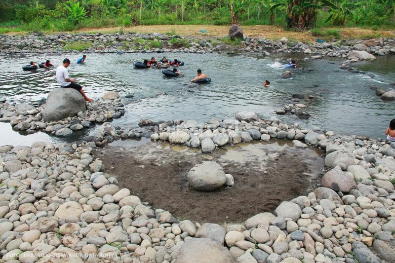 Kalau sampah terus dibuang di sungai, jangan harap bisa melihat sungai bersih lagi di Jawa. (Inibaru.id/Triawanda Tirta Aditya)